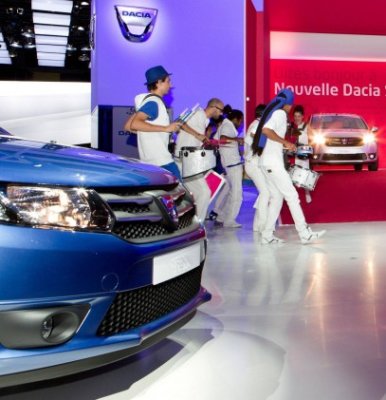 Dacia schimbă înfăţişarea Loganului MCV şi revigorează SUV-ul Duster